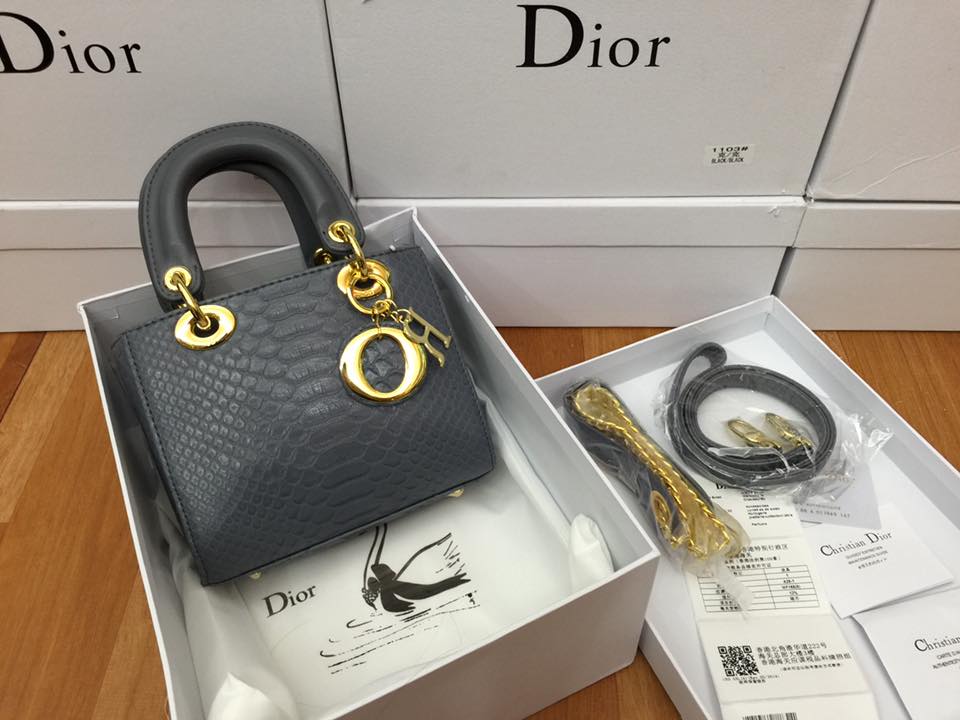 Túi Dior thật giá bao nhiêu tiền? của nước nào sản xuất